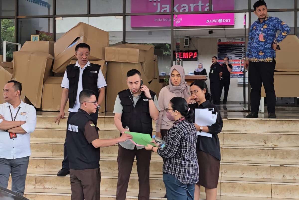 Geledah Kantor Sudin PPKUKM Jaktim, Dokumen Penting Disita dalam Dugaan Korupsi Mesin Jahit  Rp 9 Miliar - Image