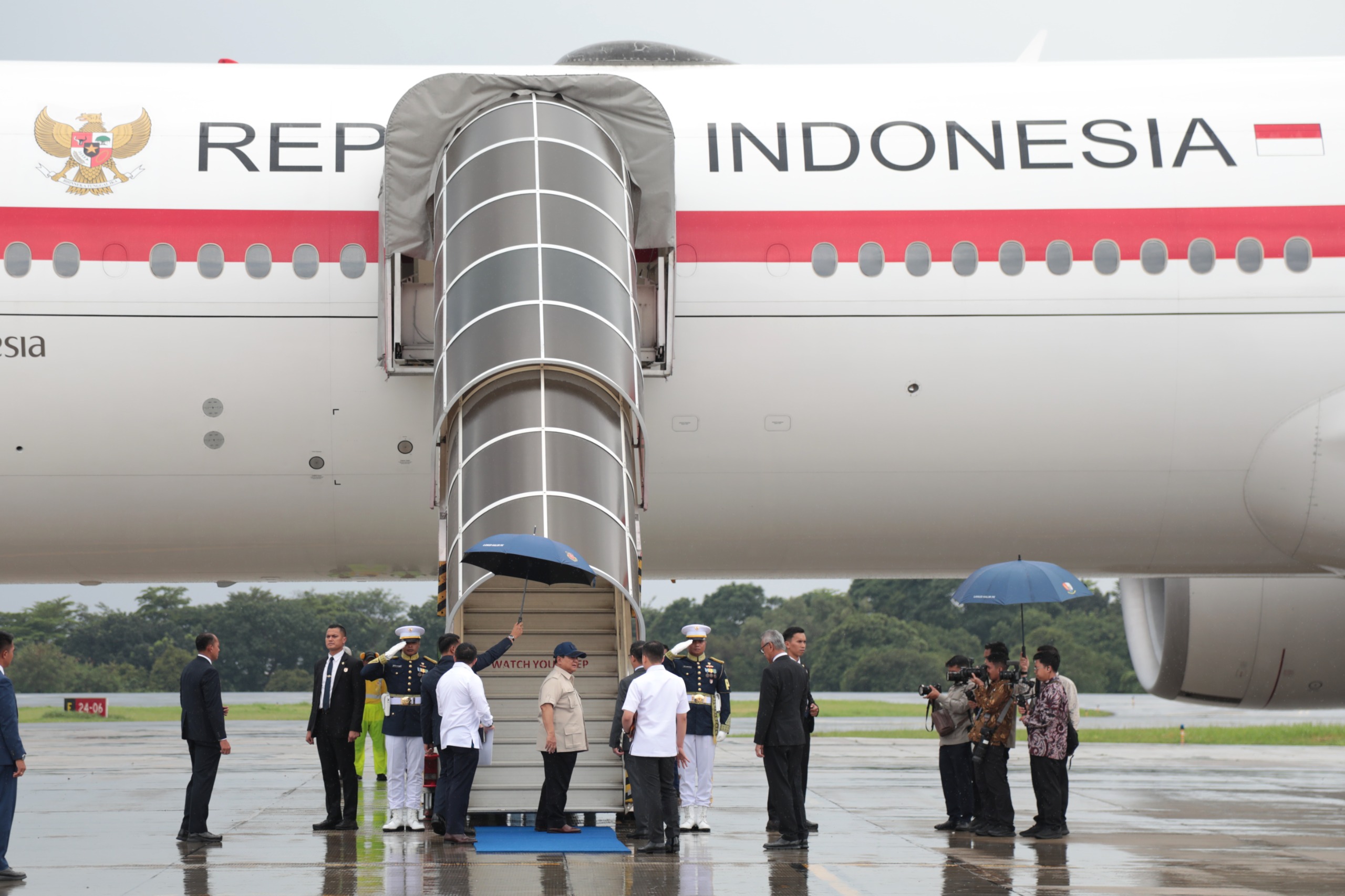 Presiden RI Prabowo Subianto di Lanud Halim Perdanakusuma, Jakarta, bertolak ke Sydney, Australia, Selasa (11/11). (Istimewa) - Image