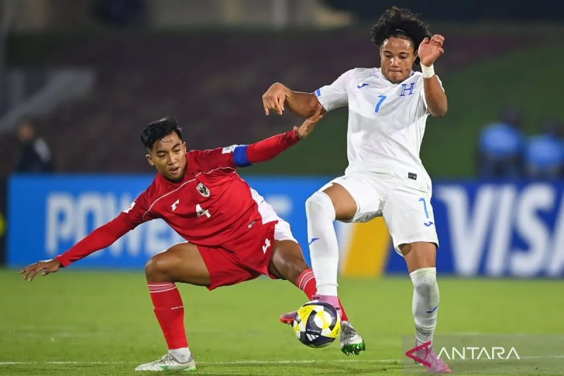 Kapten Timnas Indonesia U-17 Putu Panji (kiri) berebut bola dengan pesepak bola Timnas Honduras U-17 Luis Suazo (kanan) pada laga Grup H Piala Dunia U17 2025 di Lapangan 2 Aspire Zone, Doha, Qatar. - Image