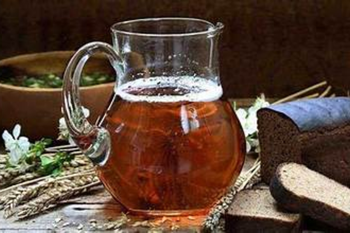 Segelas kvass tradisional Rusia yang terbuat dari roti gandum hitam, dikenal dengan cita rasa asam manis yang menyegarkan dan kandungan alkohol rendah. (The Cocktail Society) - Image