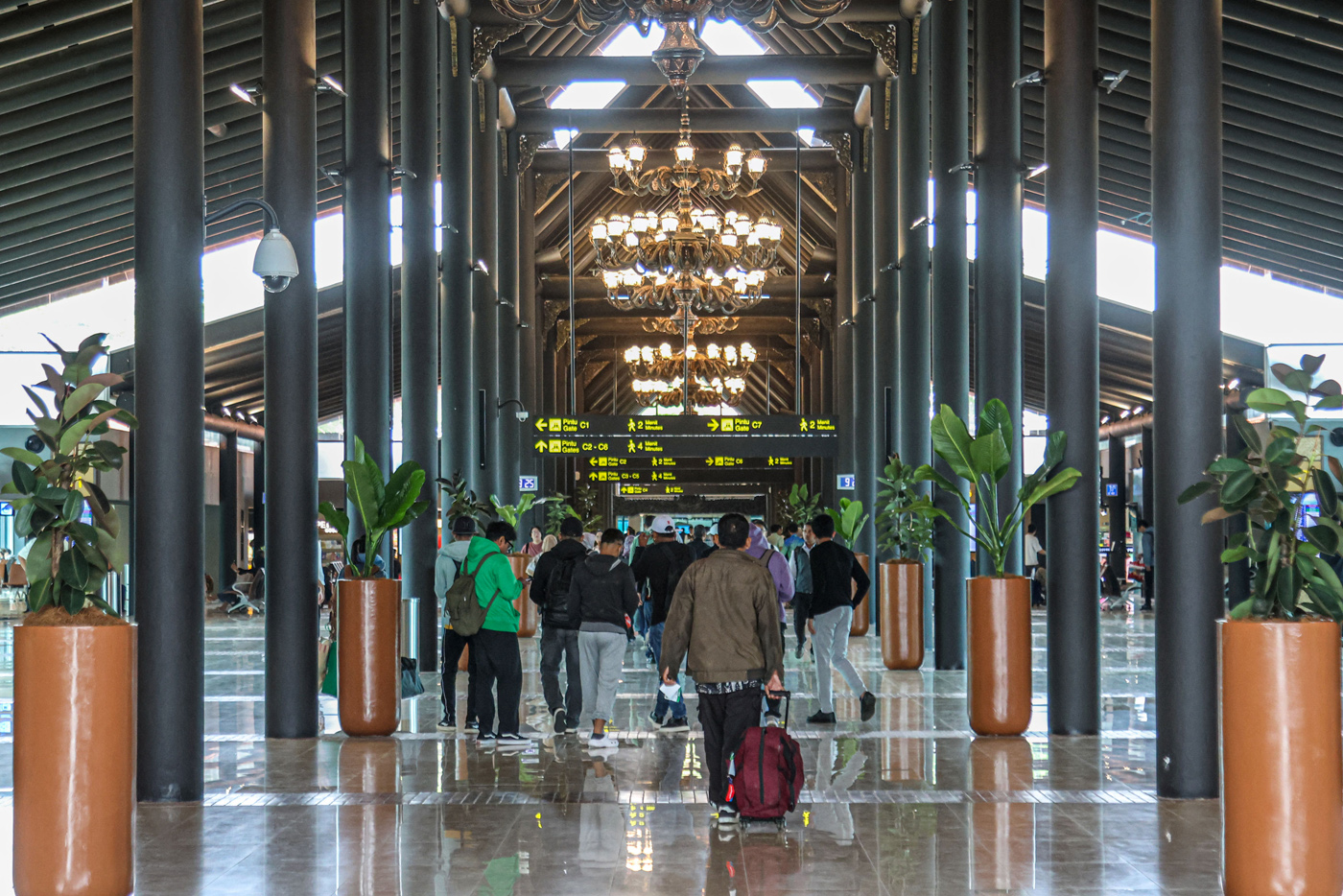 Aktifitas sejumlah penumpang di Terminal 1C, Bandara Soekarno-Hatta, Tangerang, Rabu (12/11/2025). (