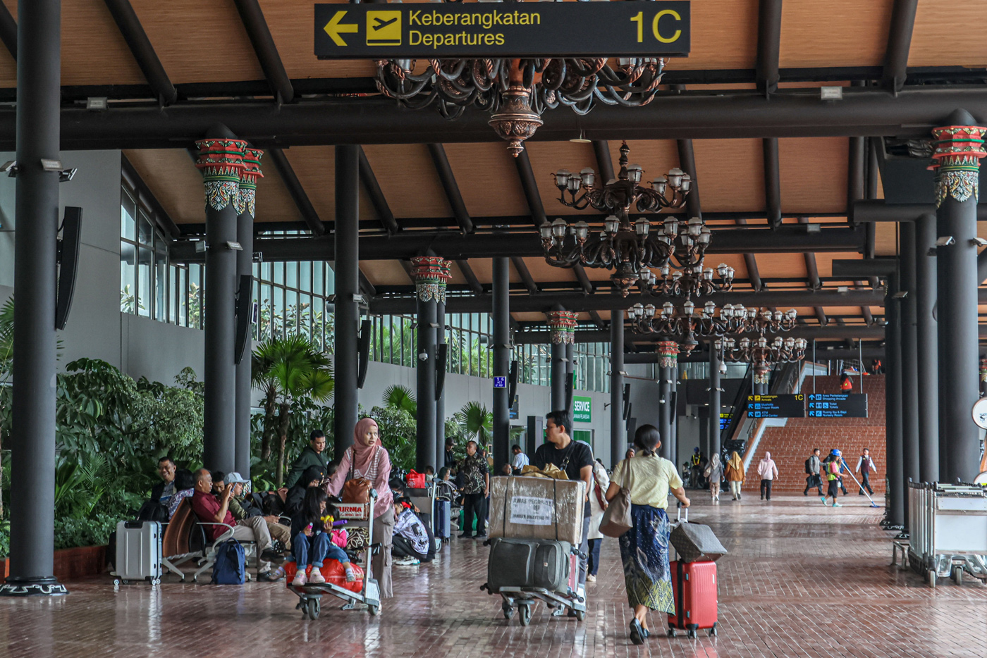 Aktifitas sejumlah penumpang di Terminal 1C, Bandara Soekarno-Hatta, Tangerang, Rabu (12/11/2025). (