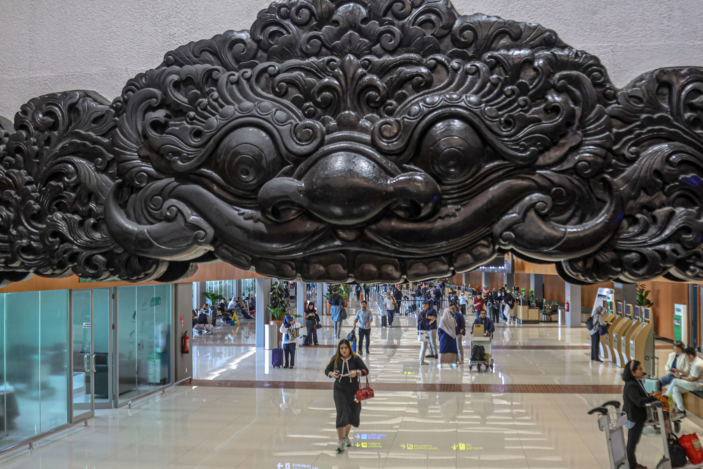 Aktifitas sejumlah penumpang di Terminal 1C, Bandara Soekarno-Hatta, Tangerang, Rabu (12/11/2025). (