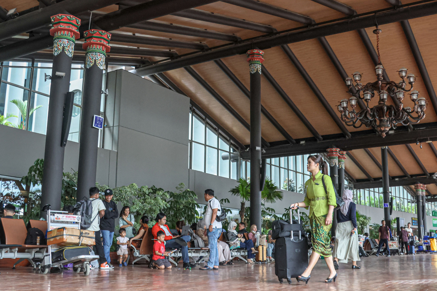 Aktifitas sejumlah penumpang di Terminal 1C, Bandara Soekarno-Hatta, Tangerang, Rabu (12/11/2025). (