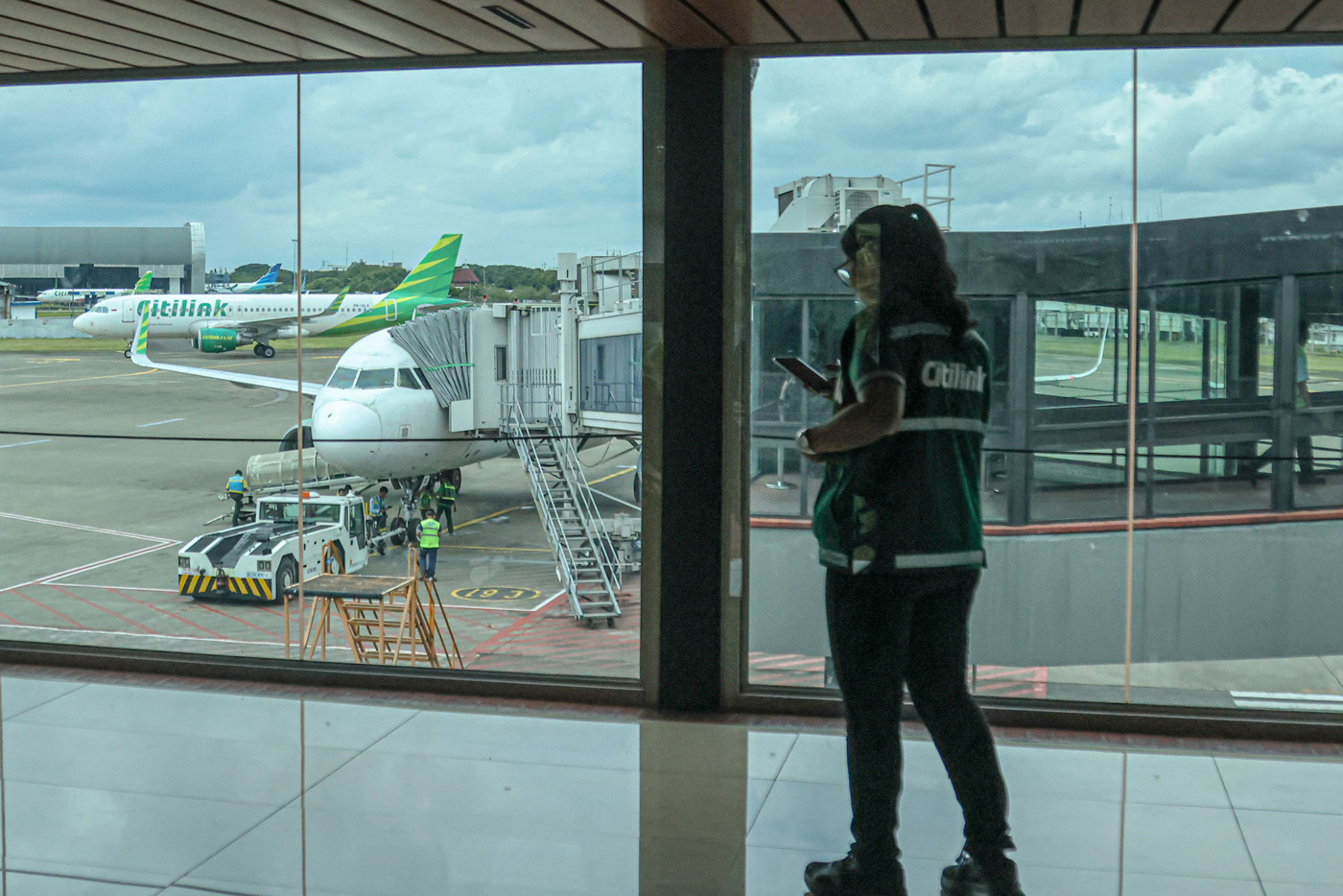 Aktifitas sejumlah penumpang di Terminal 1C, Bandara Soekarno-Hatta, Tangerang, Rabu (12/11/2025). (