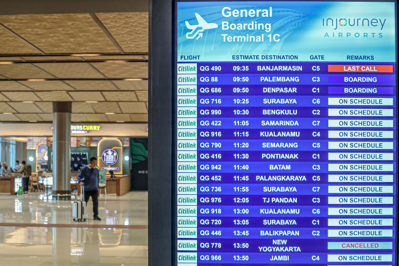 Aktifitas sejumlah penumpang di Terminal 1C, Bandara Soekarno-Hatta, Tangerang, Rabu (12/11/2025). (