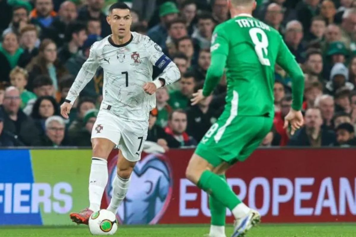 Cristiano Ronaldo saat menerima kartu merah di laga Portugal hadapi Irlandia. (uefa.com) - Image