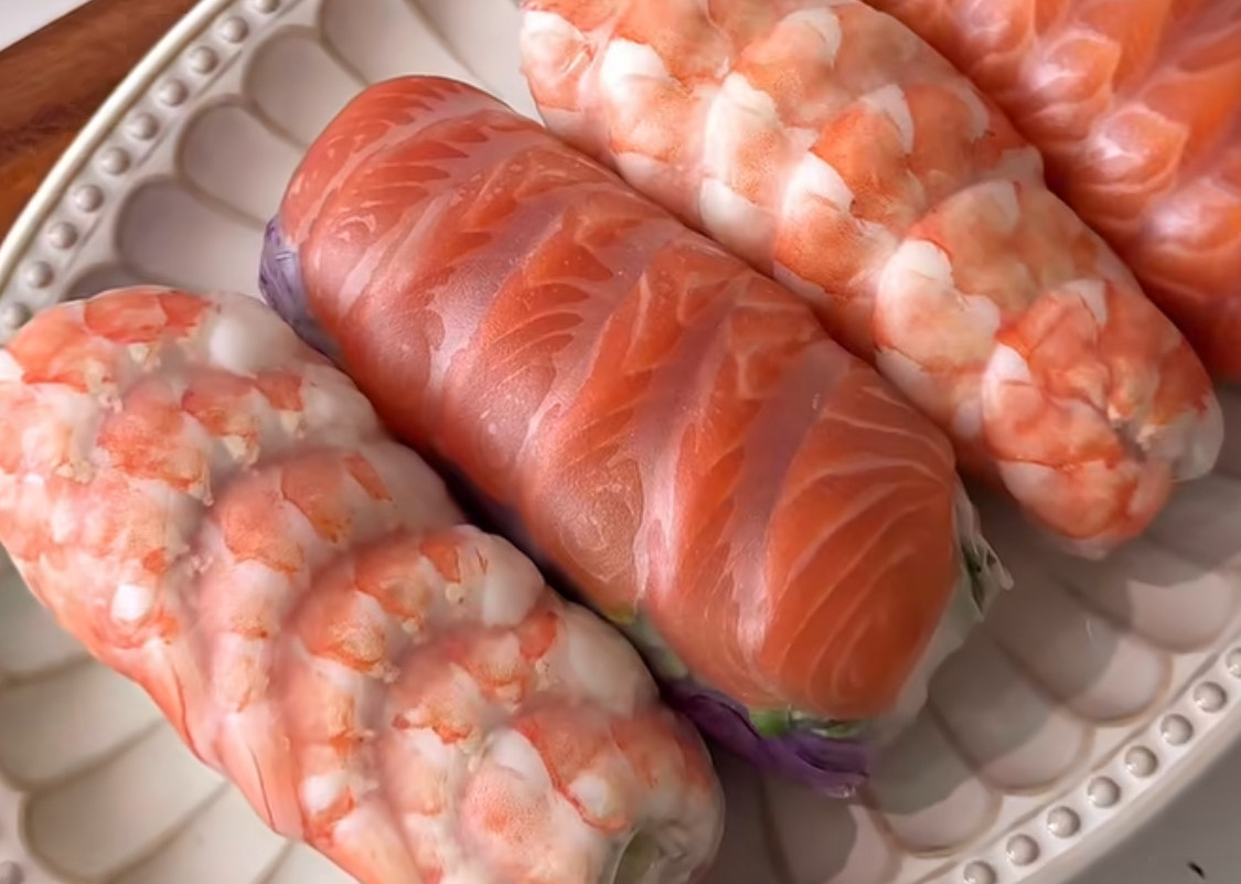 Potret summer rolls isi udang, salmon, dan sayuran segar. (Sumber: instagram.com/@nn.hcafe) - Image