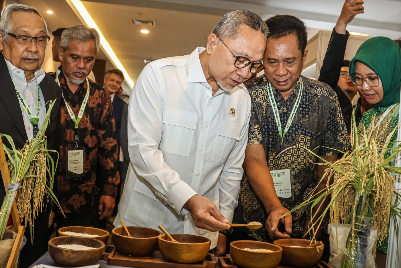 Menteri Koordinator Bidang Pangan Zulkifli Hasan (tengah) melihat stand pangan di International Sust