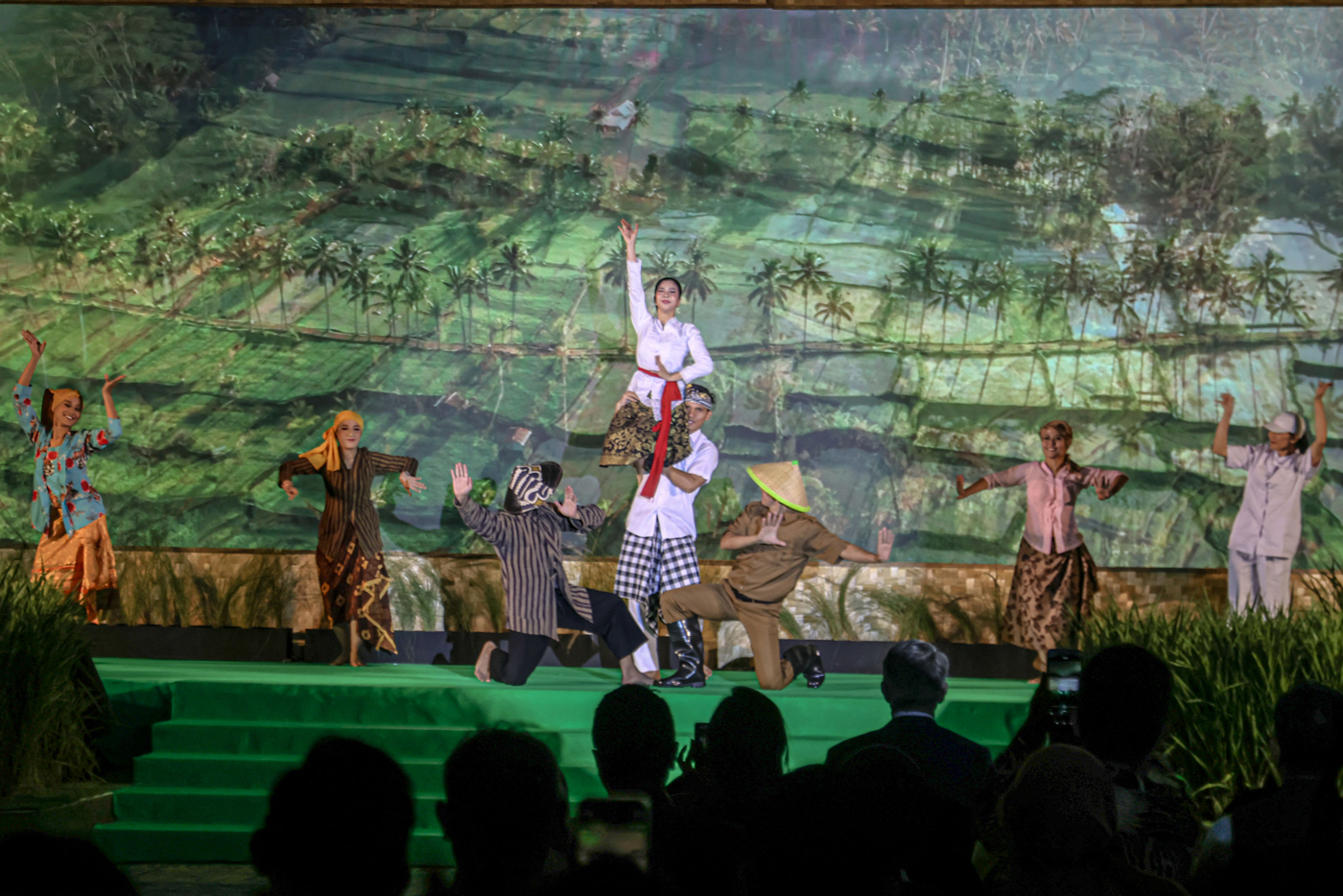 Tarian kolosal pembuka acara di International Sustainable Rice Forum (ISRF) 2025 di Ancol, Jakarta,