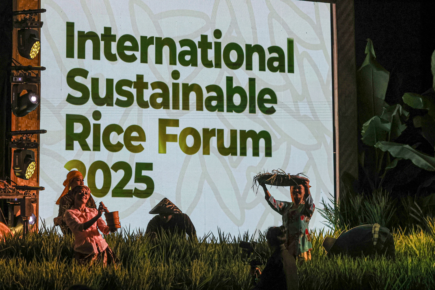 Tarian kolosal pembuka acara di International Sustainable Rice Forum (ISRF) 2025 di Ancol, Jakarta,