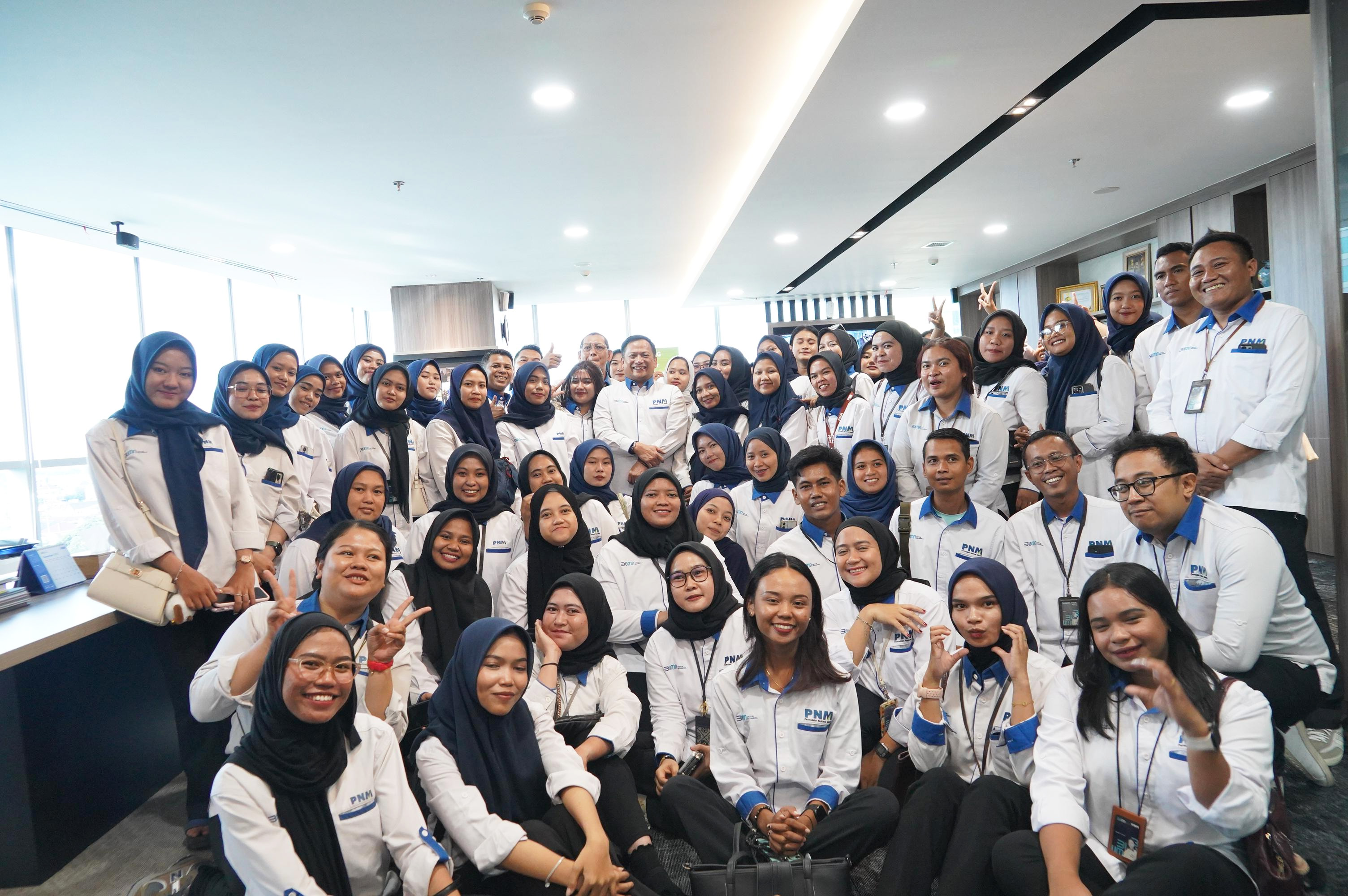 PT Permodalan Nasional Madani (PNM) memberangkatkan 89 karyawan terbaik dari berbagai daerah di Indonesia untuk mengikuti kegiatan “healing” ke Bali atas kinerja, kekompakan, dan dedikasi mereka. - Image