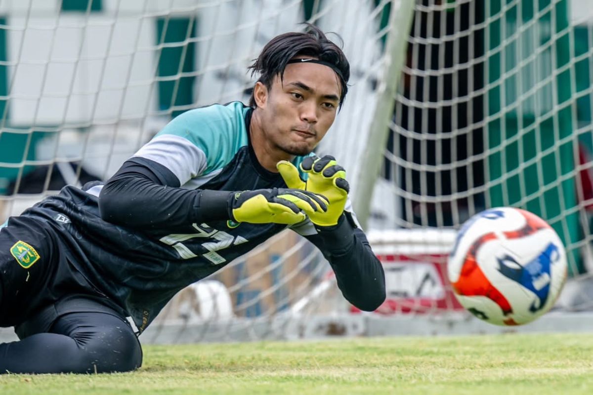 Ernando Ari siap kawal gawang Persebaya Surabaya di laga lawan Arema FC, Sabtu (22/11). (Persebaya Surabaya) - Image