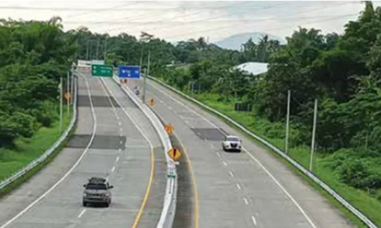 Sejumlah kendaraan melintas di sekitar gerbang tol Pakis pada (17/11). Ruas tol Malang-Pandaan akan diperpanjang hingga Kepanjen, Kabupaten Malang. (Radar Malang) - Image