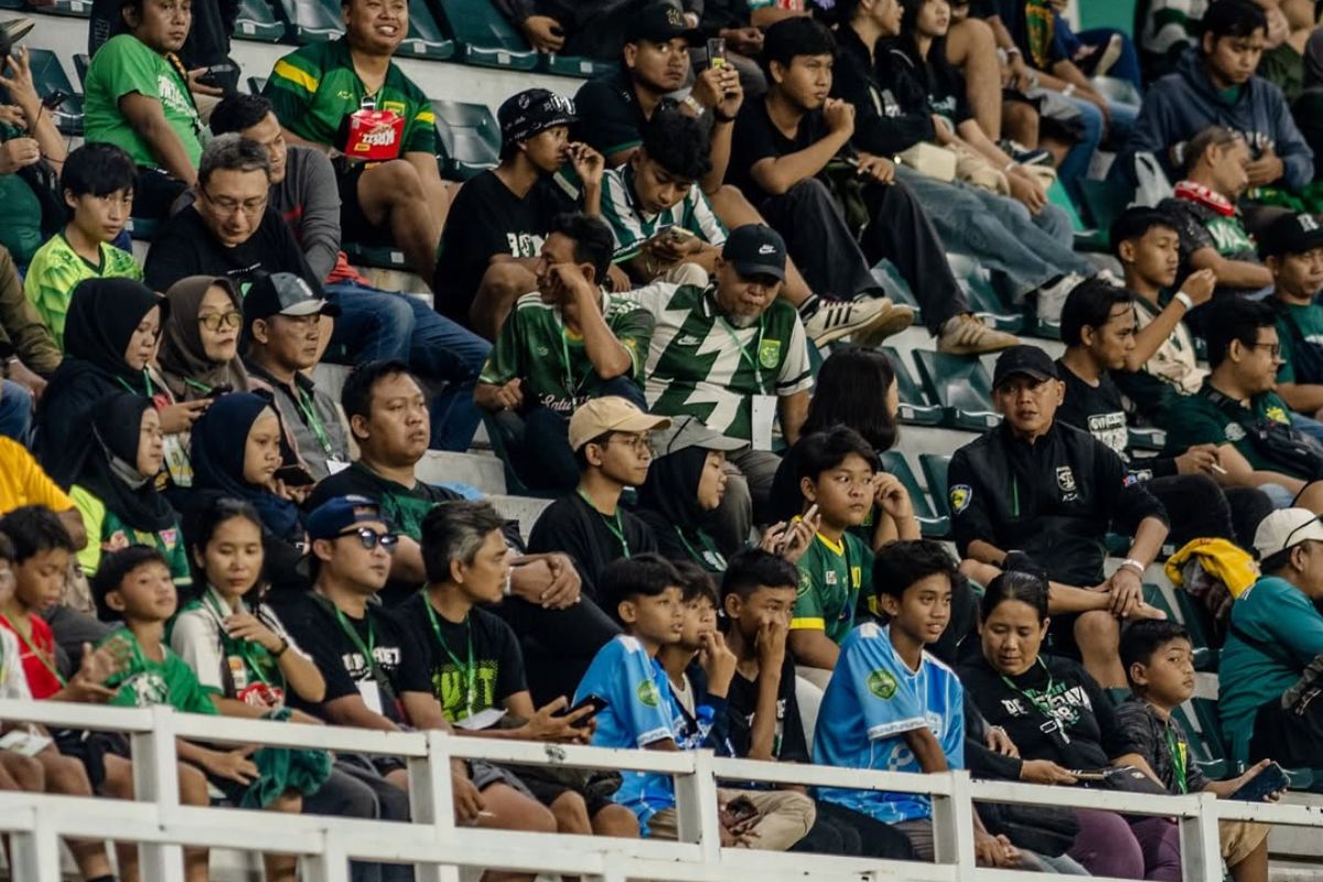 Sebagian Bonek tebar pesan damai ke Aremania jelang laga Persebaya Surabaya vs Arema FC. (Dok. Persebaya Surabaya) - Image