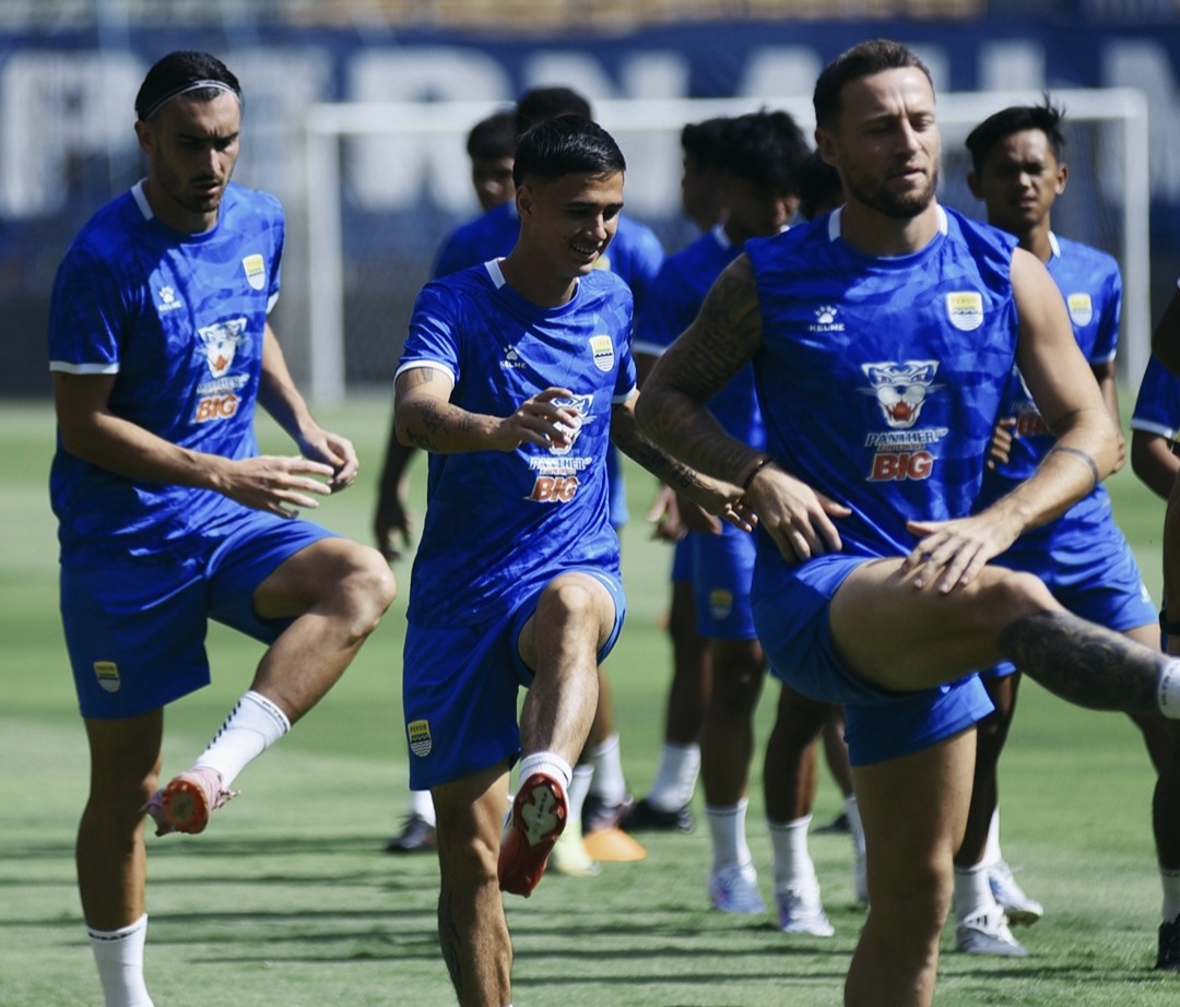 Skuad Persib saat menjalani latihan jelang kontra Dewa United di Super League 2025/2026. (@persib) - Image