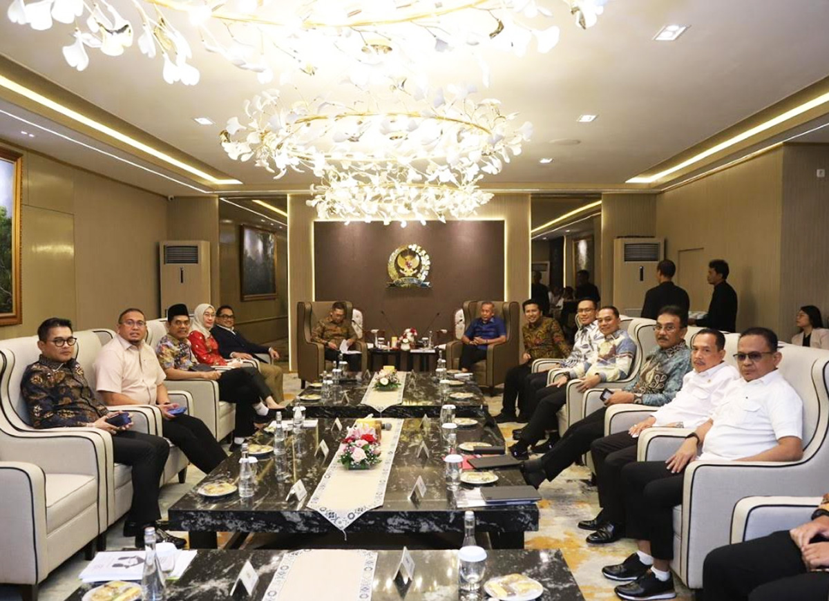 Rapat Dengar Pendapat (RDP) dan Rapat Dengar Pendapat Umum (RDPU) membahas Sengketa kepemilikan tanah Eigendom Verponding (EV) di Komisi II DPR  RO Jakarta, Selasa (18/11).
