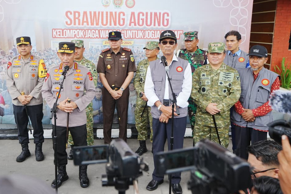Kapolri Listyo Sigit Prabowo (dua dari kiri) saat menghadiri upacara Srawung Agung di Jogjakarta. (Mabes Polri) - Image