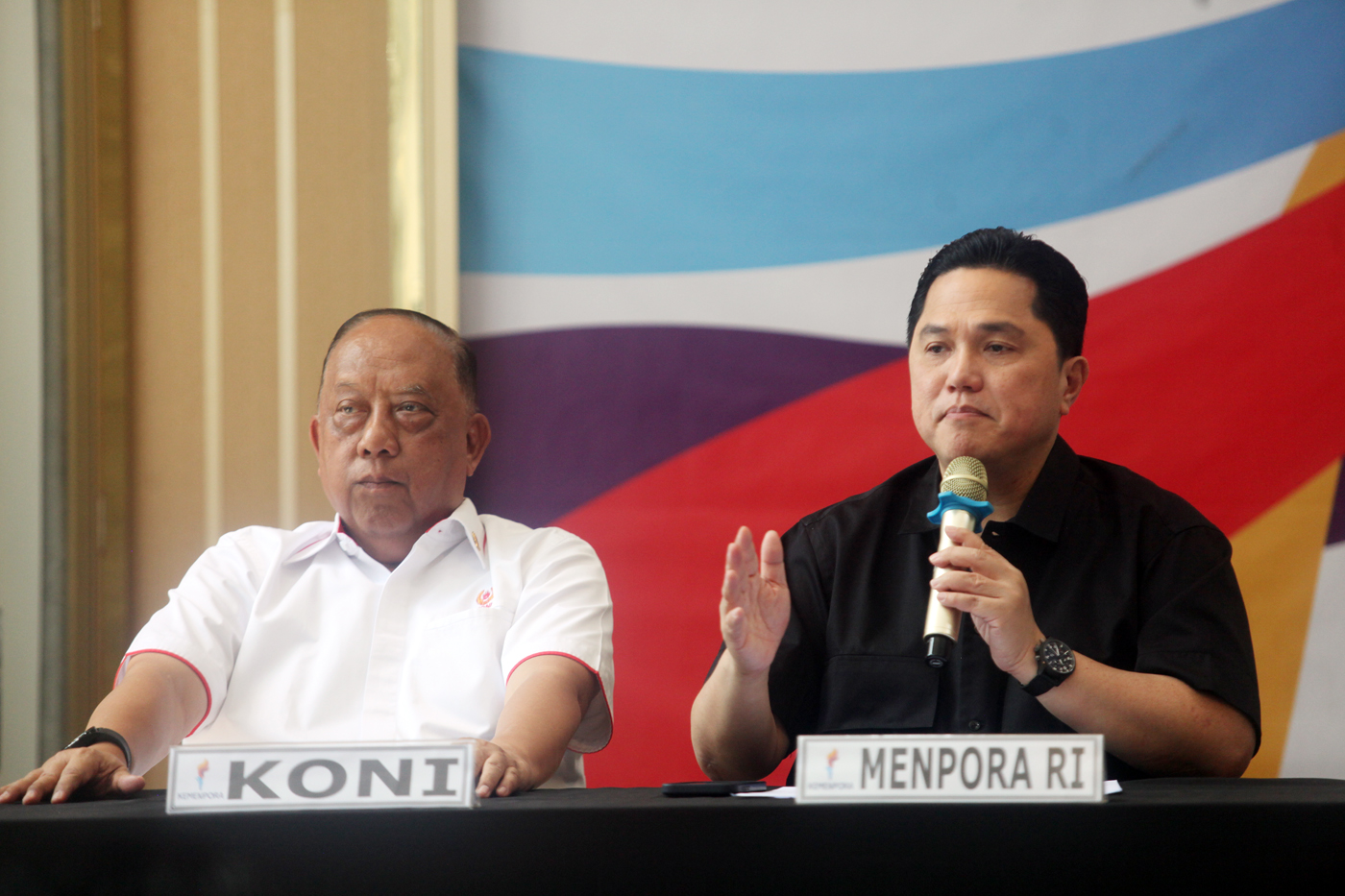 Menteri Pemuda dan Olahraga Erick Thohir dan Ketua Komite Olahraga Nasional Indonesia (KONI) Marciano Norman berbincang saat konferensi pers di Kantor Kemenpora, Jakarta, Jumat (21/11). (Dery Ridwansah/ JawaPos.com) - Image