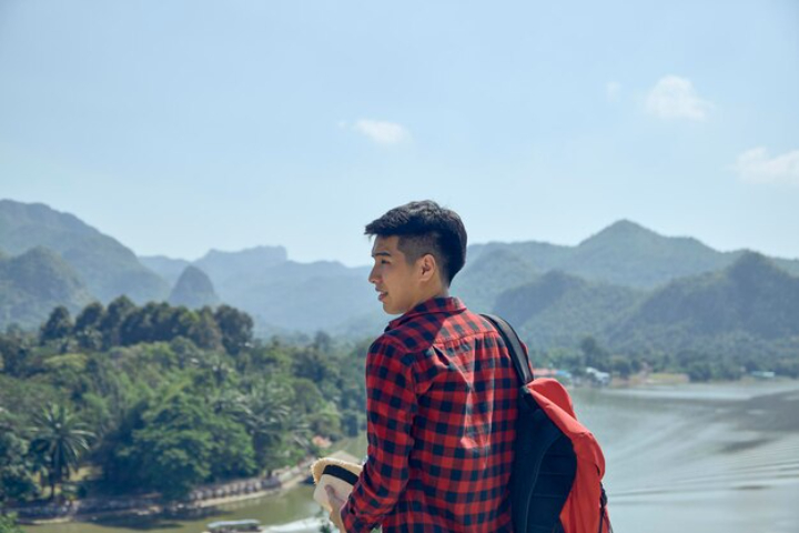 seseorang yang senang saat sendirian./ Freepik/EyeEm - Image