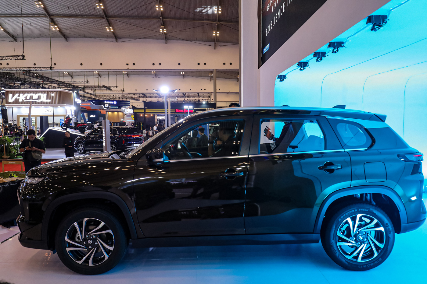 Pengunjung melihat mobil Suzuki Grand Vitara Kuro pada pameran otomotif di GAIKINDO Jakarta Auto Wee