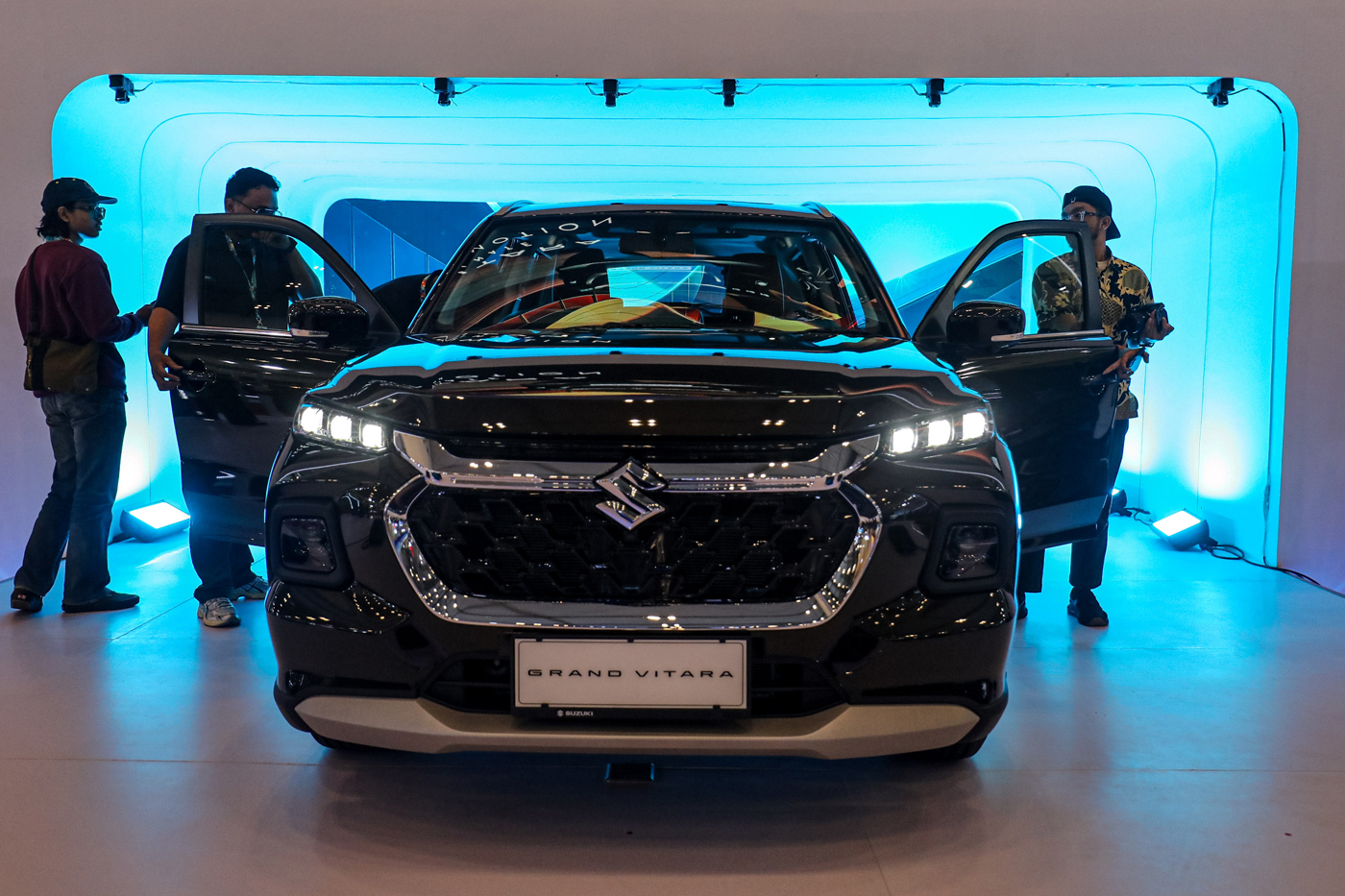 Pengunjung melihat mobil Suzuki Grand Vitara Kuro pada pameran otomotif di GAIKINDO Jakarta Auto Wee