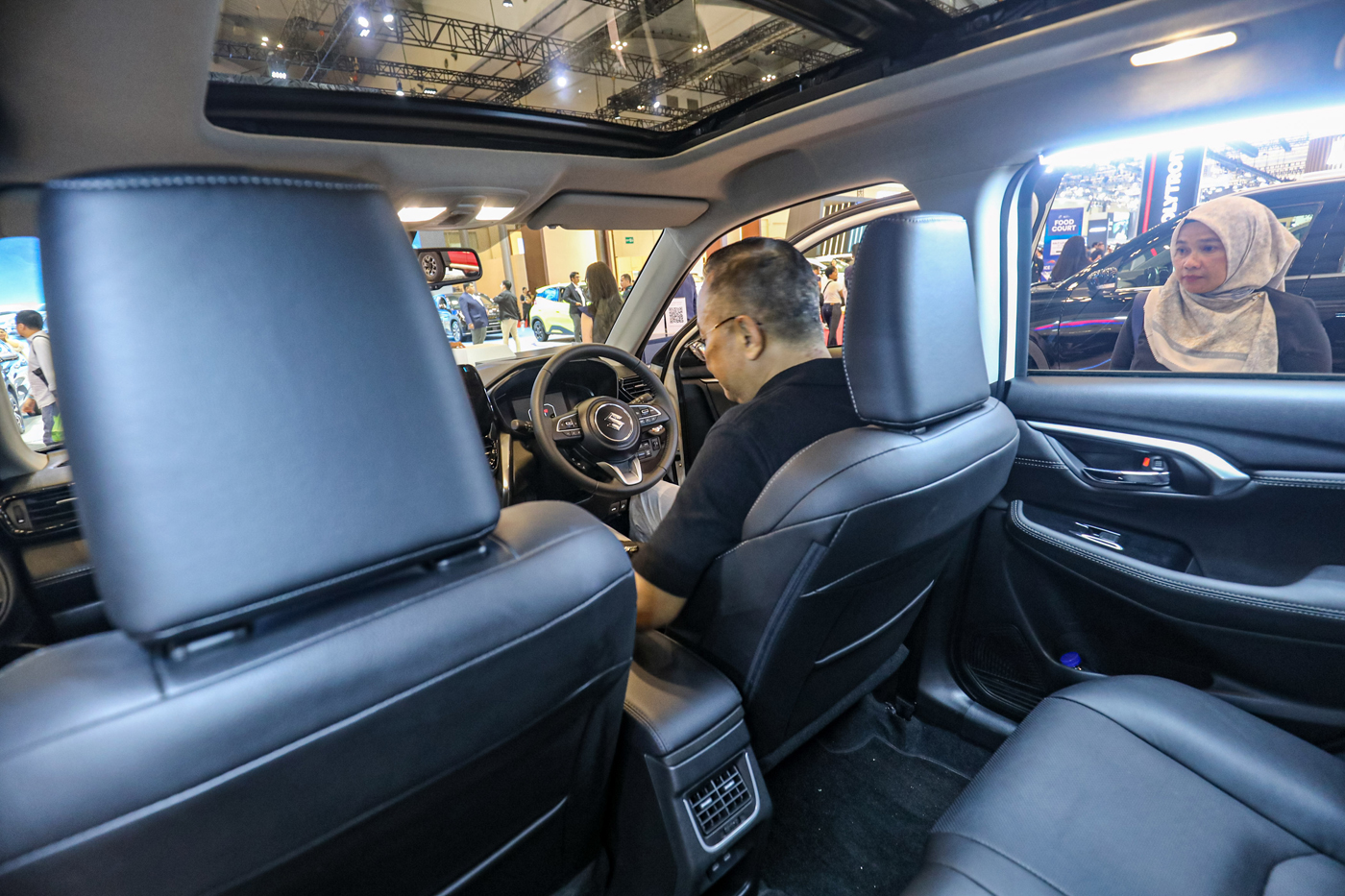 Pengunjung melihat mobil Suzuki Grand Vitara Kuro pada pameran otomotif di GAIKINDO Jakarta Auto Wee