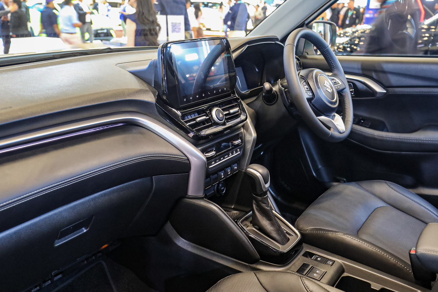 Pengunjung melihat mobil Suzuki Grand Vitara Kuro pada pameran otomotif di GAIKINDO Jakarta Auto Wee