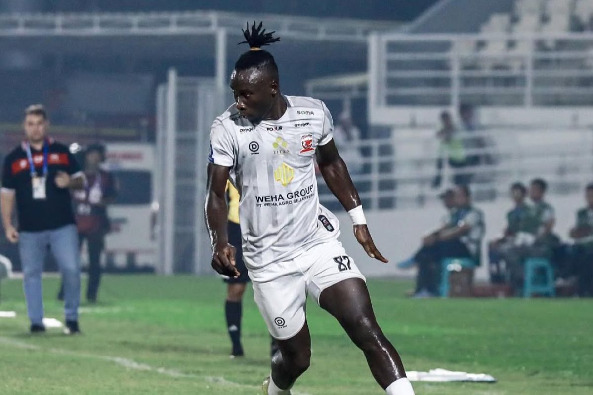 Aksi Balotelli saat laga kekalahan Madura United lawan Borneo FC. (Dok.Madura United) - Image