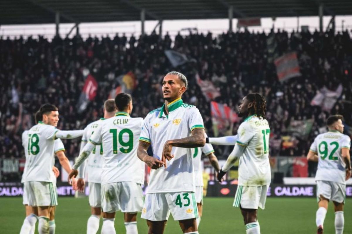 Selebrasi pemain Brasil Wesley setelah mencetak gol ketiga AS Roma dalam pertandingan Liga Italia lawan Cremonese di Stadion Giovanni Zini pada Minggu (24/11). (ASRoma.com/Antara) - Image