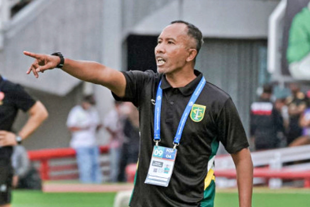 Uston Nawawi masih punya tanggung jawab menjadi caretaker pelatih Persebaya Surabaya. (Persebaya Surabaya) - Image