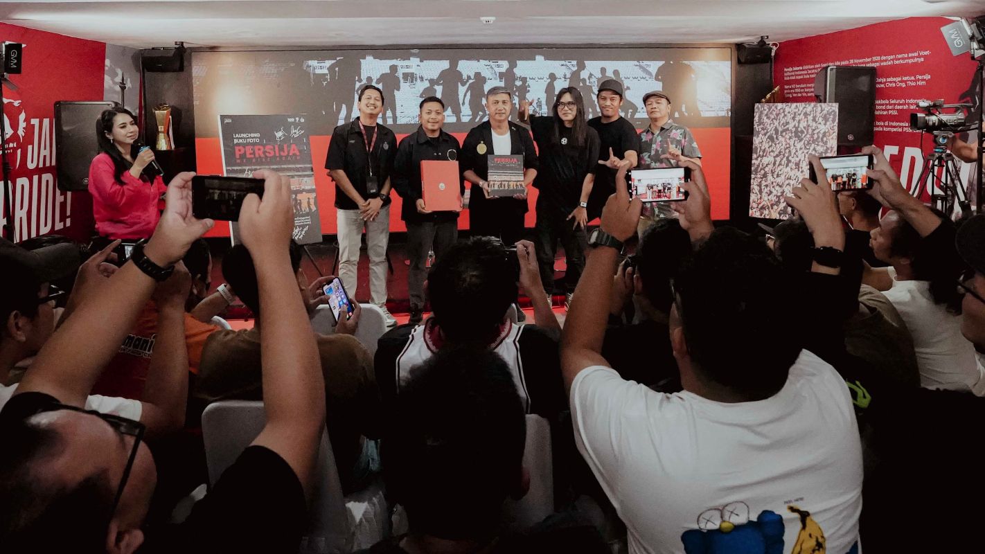 Persija Jakarta merilis buku foto berjudul PERSIJA: WE RISE AGAIN untuk merayakan ulang tahun ke-97. (Istimewa) - Image