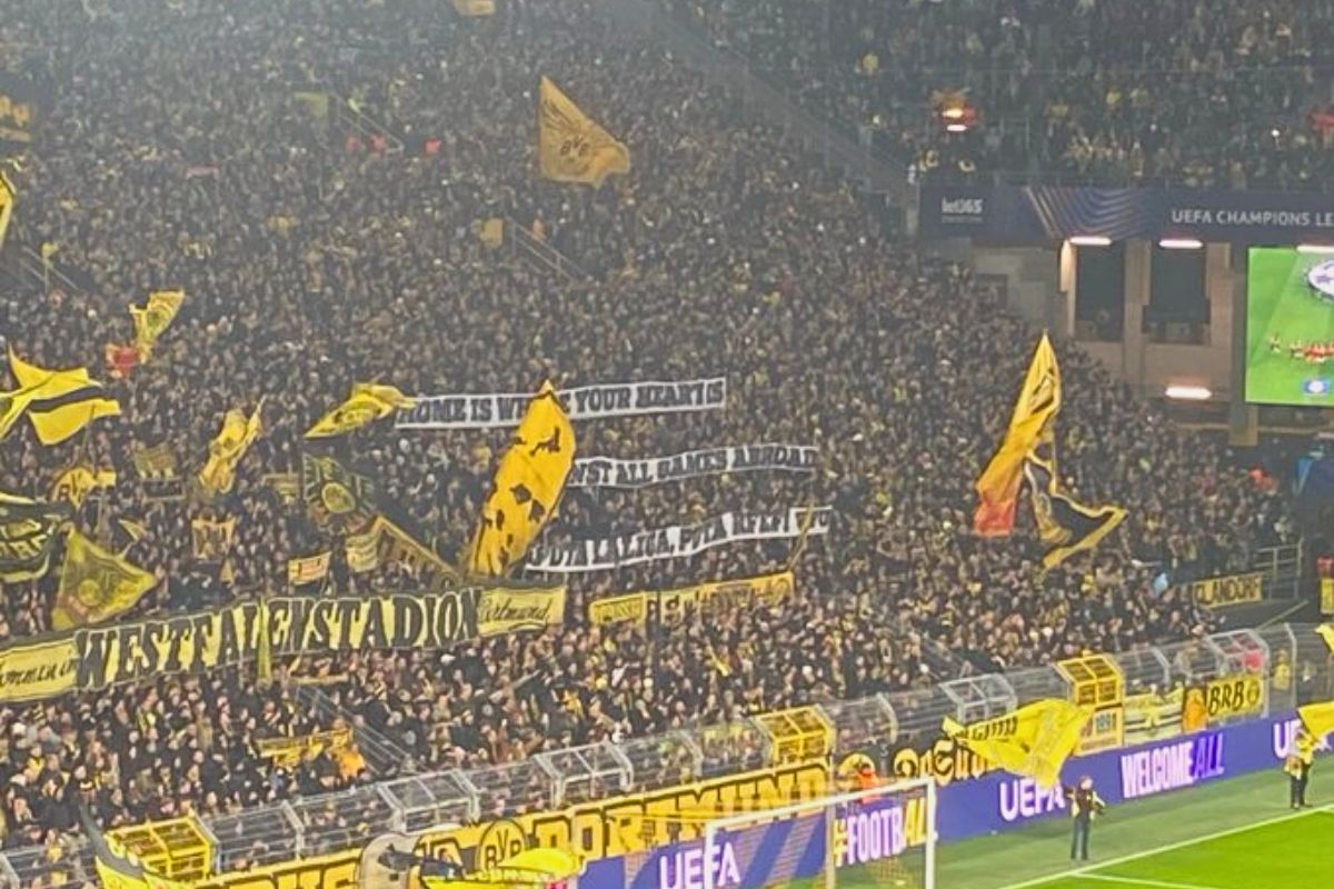 Suporter Borussia Dortmund bentangkan spanduk protes. (Dok. X/@Offsider_ES) - Image