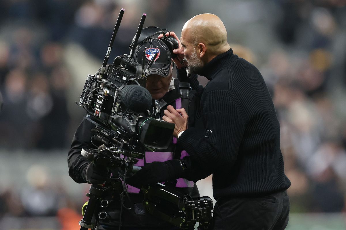 Pep Guardiola minta maaf usai marahi kameraman. (Dok. X/@CBSSportsGolazo) - Image
