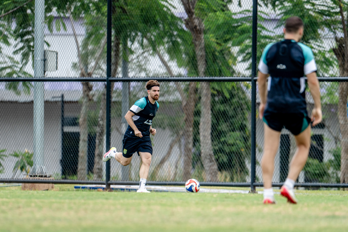 Dejan Tumbas dalam salah satu sesi latihan bersama Persebaya Surabaya. (Dok. Persebaya) - Image