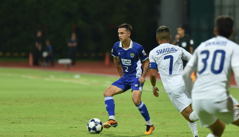 Bek Persib Bandung Eliano Reijnders minta timnya tetap fokus jelang bentrok Bangkok United. (Dok. Persib) - Image