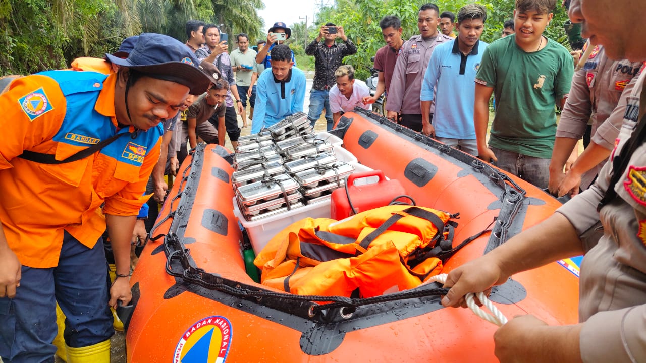 Pendistribusian Makan Bergizi Gratis (MBG) yang biasanya ditujukan untuk siswa kini dialihkan kepada warga yang terdampak langsung bencana. (Istimewa) - Image