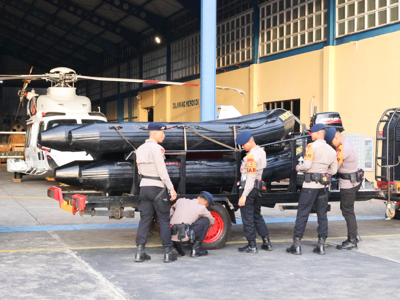 Bantuan dari Polri yang akan diterbangkan ke Aceh, Sumbar, dan Sumut melalui bandara Pondok Cabe, Sabtu (29/11). (Mabes Polri) - Image