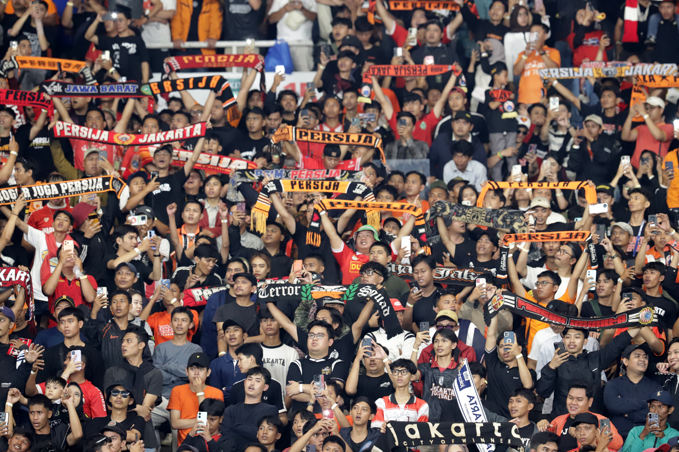Suporter Persija di Stadion Utama Gelora Bung Karno, Jakarta, Jumat (28/11). (Dery Ridwansah/JawaPos.com) - Image
