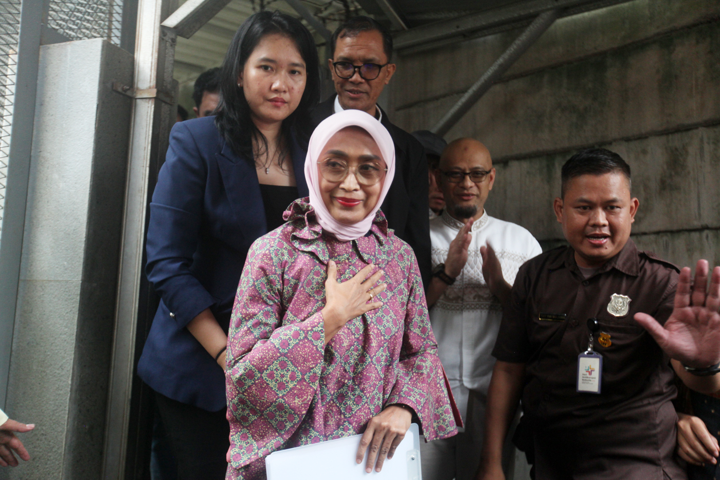 Direktur Utama PT ASDP Indonesia Ferry (Persero) periode 2017-2024 Ira Puspadewi (tengah) bersama Direktur Komersial dan Pelayanan PT ASDP periode 2019-2024 Muhammad Yusuf Hadi dan Direktur Perencanaan dan Pengembangan PT ASDP periode 2020-2024 Harry Muha