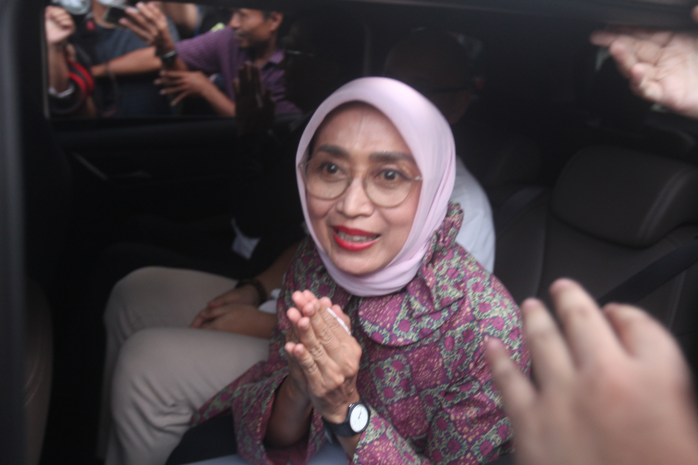 Direktur Utama PT ASDP Indonesia Ferry (Persero) periode 2017-2024 Ira Puspadewi (tengah) bersama Di
