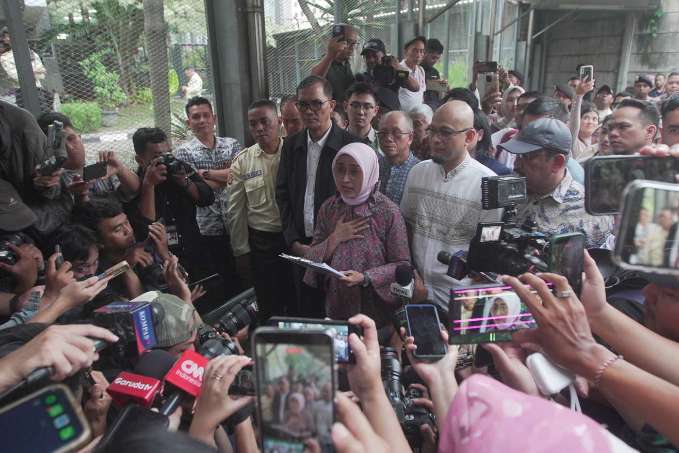 Direktur Utama PT ASDP Indonesia Ferry (Persero) periode 2017-2024 Ira Puspadewi (tengah) bersama Di