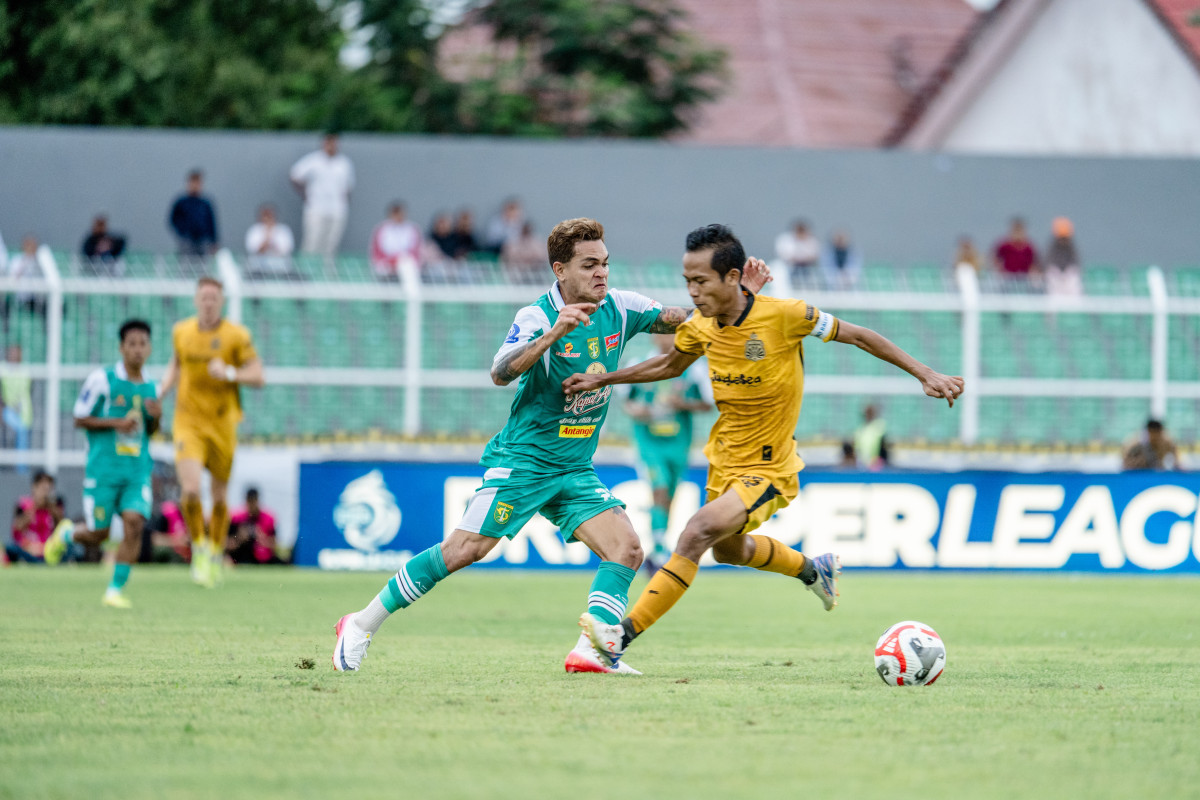 Gali Freitas mencoba melewati penjagaan pemain Bhayangkara FC, Sani Rizki. (Dok. Persebaya) - Image