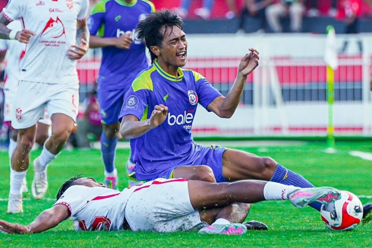 Arema FC curi 1 poin di kandang Malut United. (Arema FC) - Image