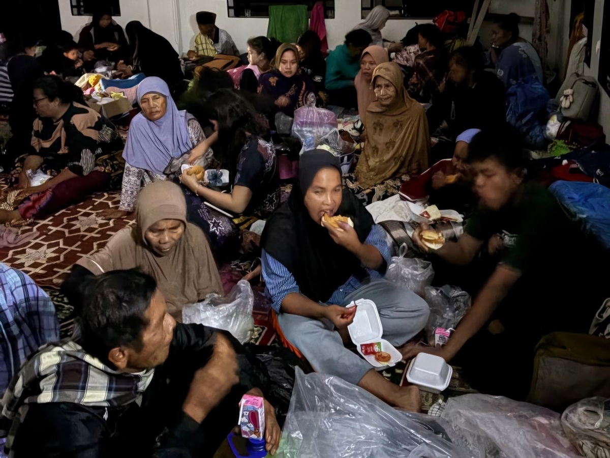 Dapur MBG bagikan bantuan makanan ke korban bencana banjir bandang di Sumatera Barat, Sabtu (29/11). (Istimewa) - Image