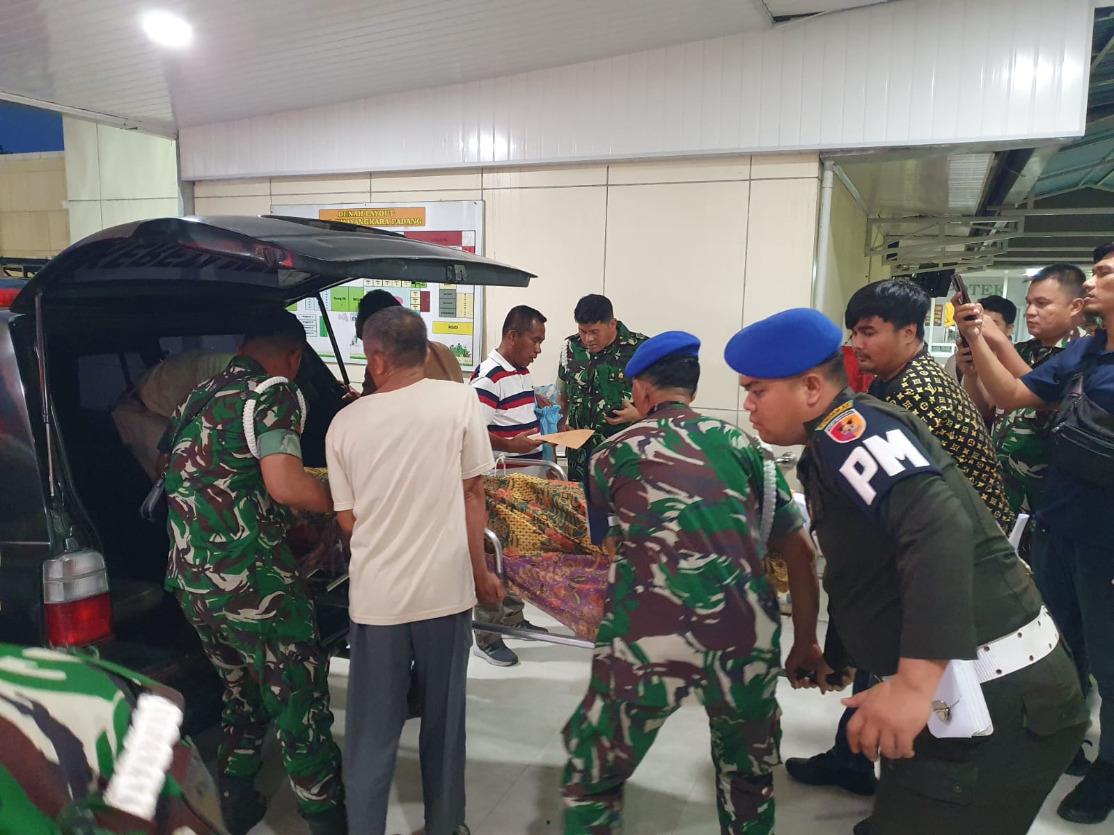Jenazah Prada Zeni Marpaung, prajurit TNI AD yang gugur dalam operasi kemanusiaan di Sumbar, dievakusi oleh petugas gabungan. (TNI AD) - Image