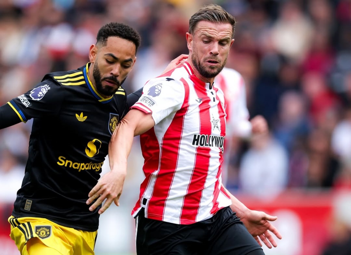 Jordan Henderson (kanan) bersama Brentford. (Instagram/brentford) - Image