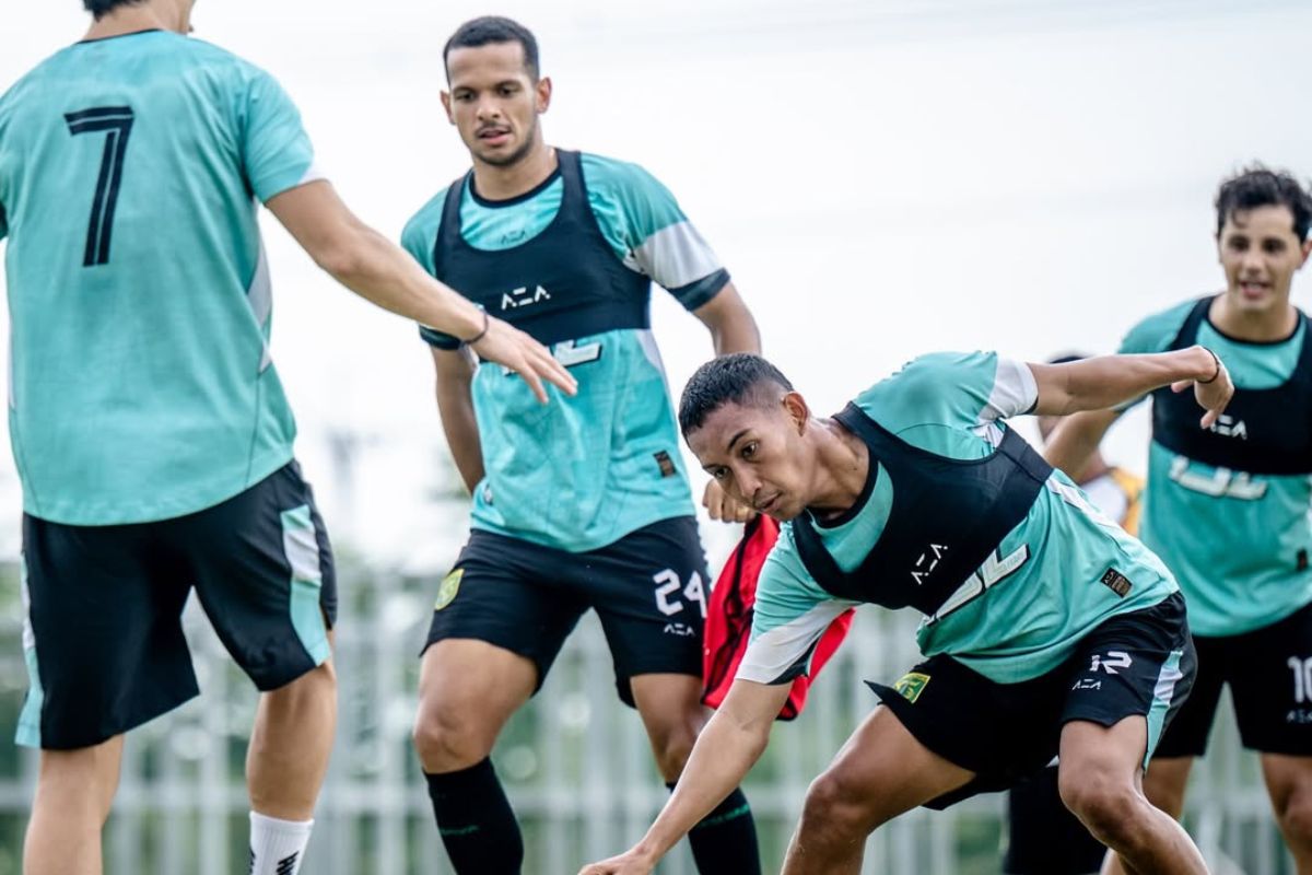 Skuad Persebaya Surabaya jaga kebugaran fisik jelang hadapi PSM Makassar. (Persebaya Surabaya) - Image