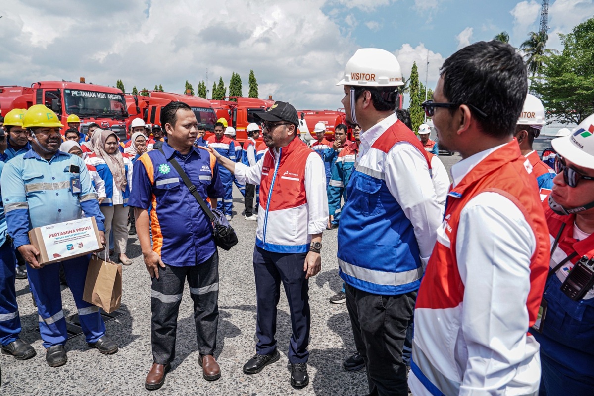 Dirut PPN Mars Ega Logowo Putra, memberikan semangat kepada Awak Mobil Tangki perbantuan distribusi BBM di wilayah Aceh, dan Sumatera Utara. (dok. PPN) - Image