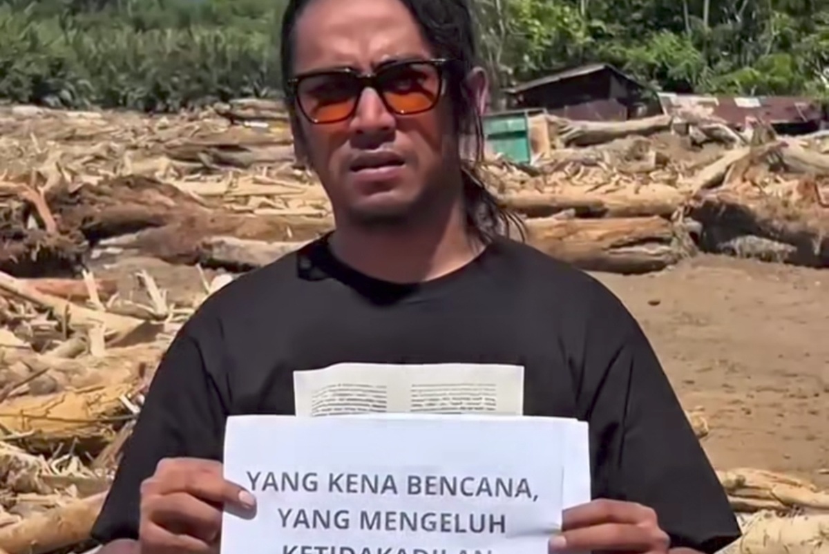 Penulis novel J.S. Khairen datang langsung ke Sumatera untuk membantu orang-orang yang menjadi korban banjir dan menewaskan banyak nyawa tak berdosa. (Instagram: js_khairen) - Image